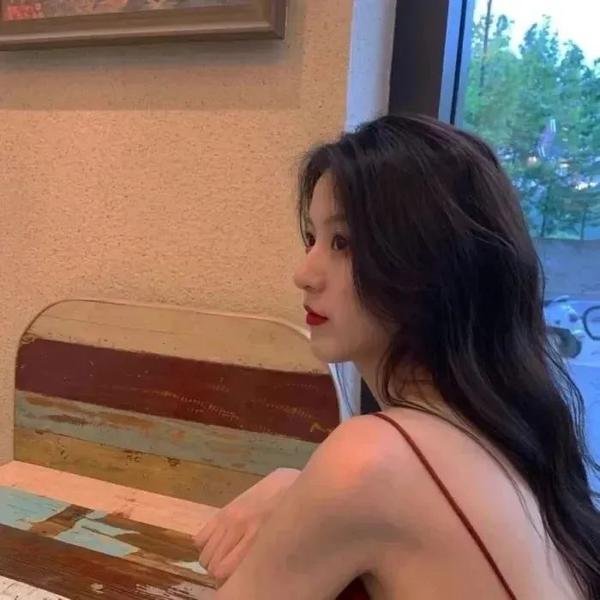 玉湖裸女